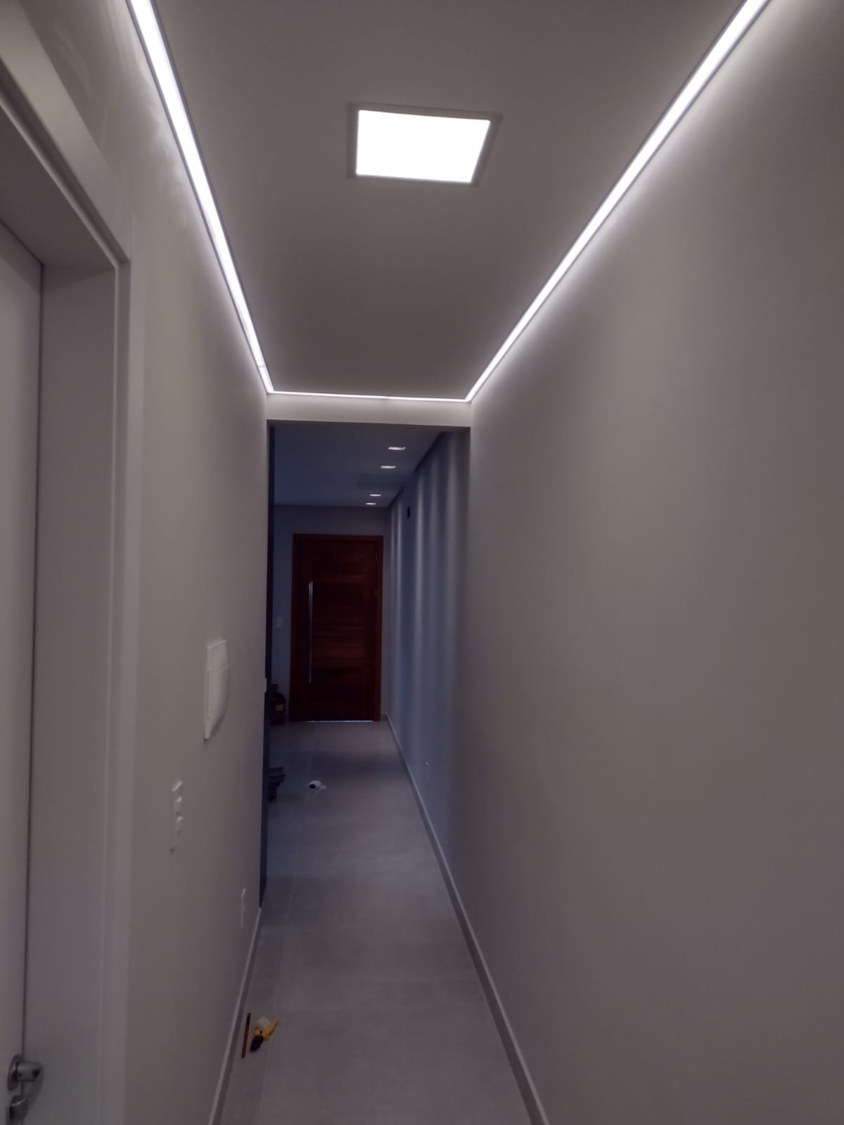 Perfil linear de LED contínuo no teto