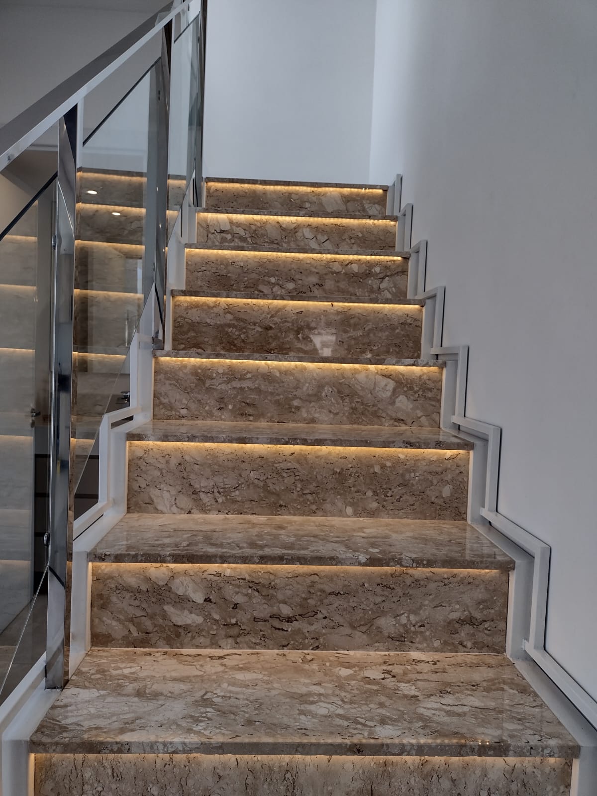 Iluminação residencial técnica em escada de mármore